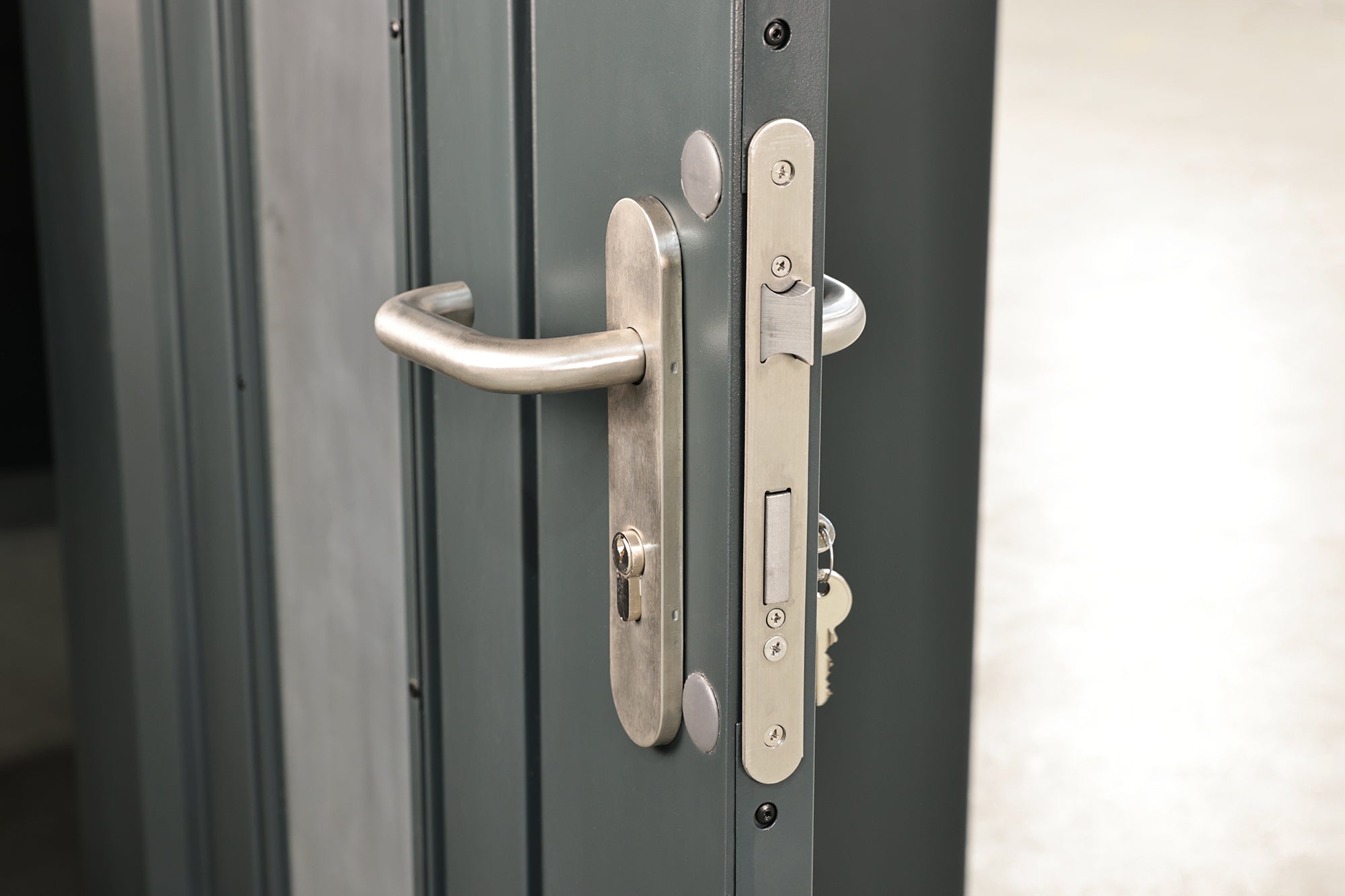 Metall-Gartenhaus / Gerätehaus Thorin 4724 Anthrazit mit Terrasse - Gartenhaus Herkommer