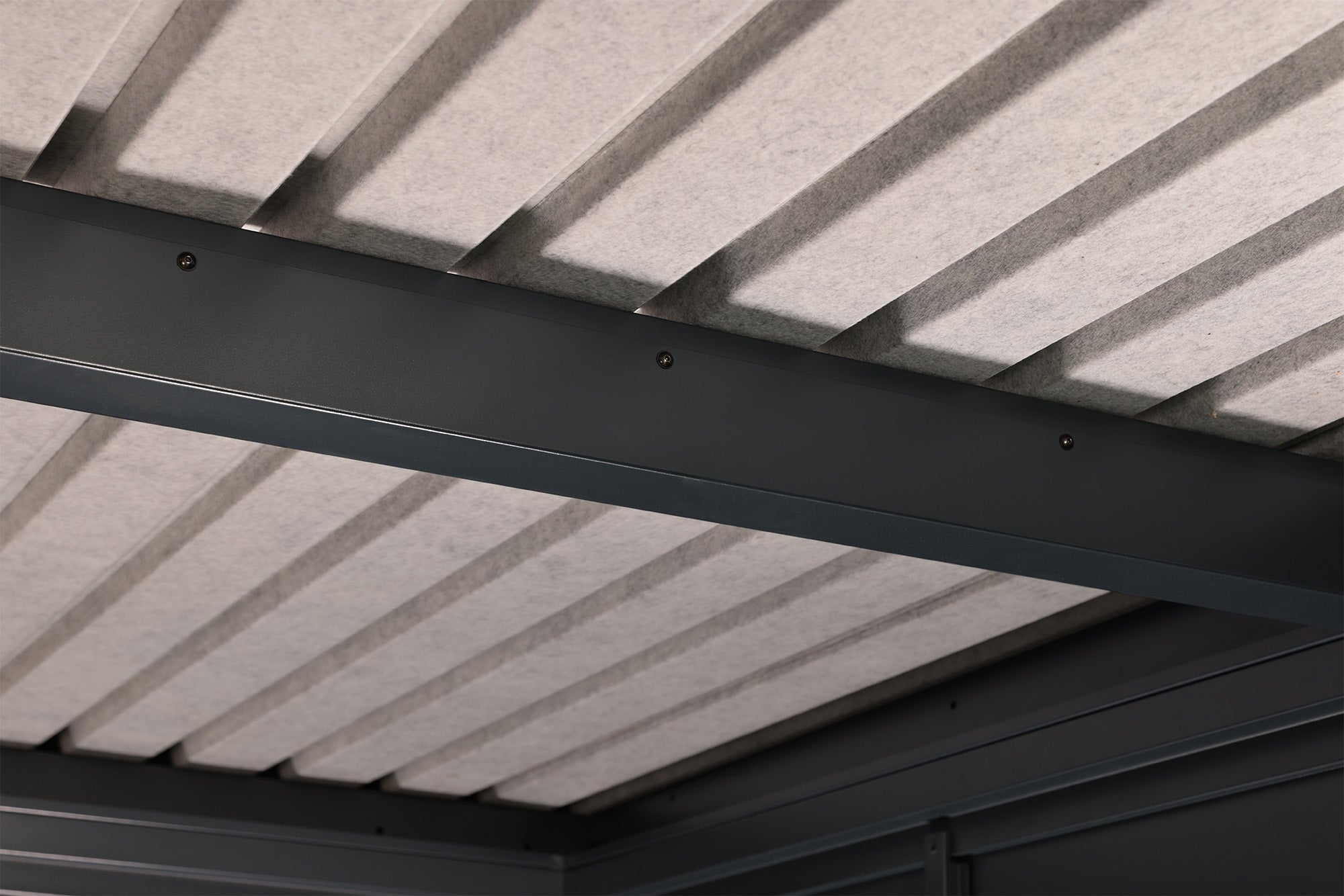 Metall-Gartenhaus / Gerätehaus Thorin 4724 Anthrazit mit Terrasse - Gartenhaus Herkommer