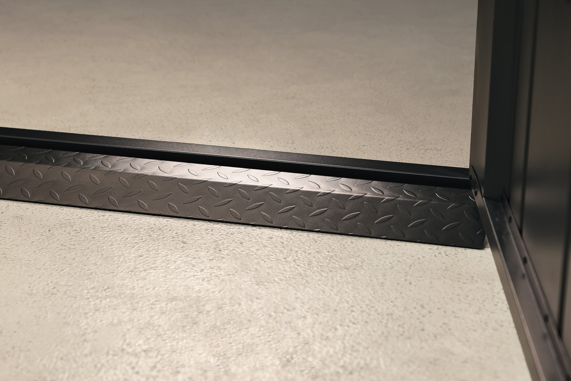 Metall-Gartenhaus / Gerätehaus Thorin 4724 Anthrazit mit Terrasse - Gartenhaus Herkommer