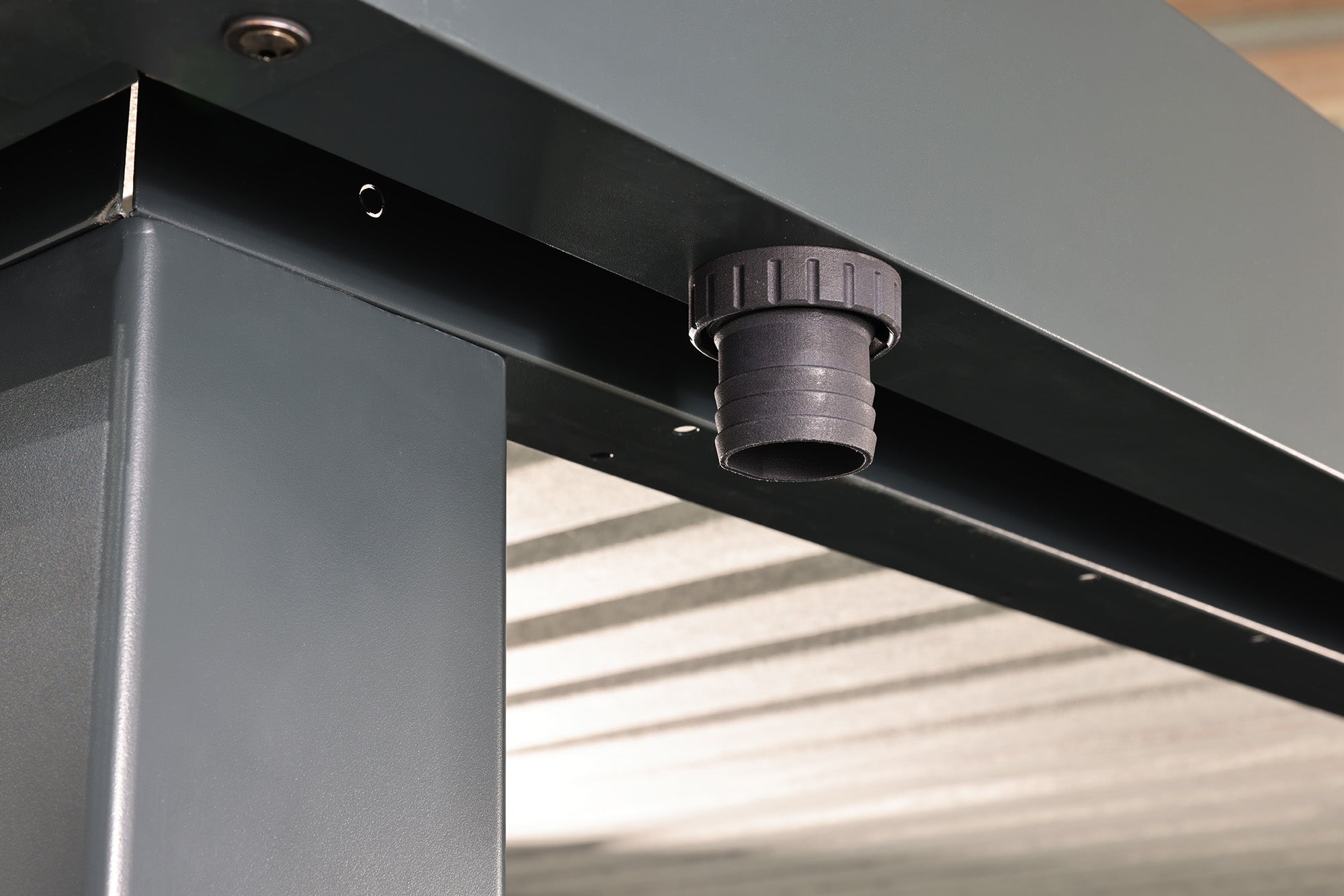 Metall-Gartenhaus / Gerätehaus Thorin 4724 Anthrazit mit Terrasse - Gartenhaus Herkommer