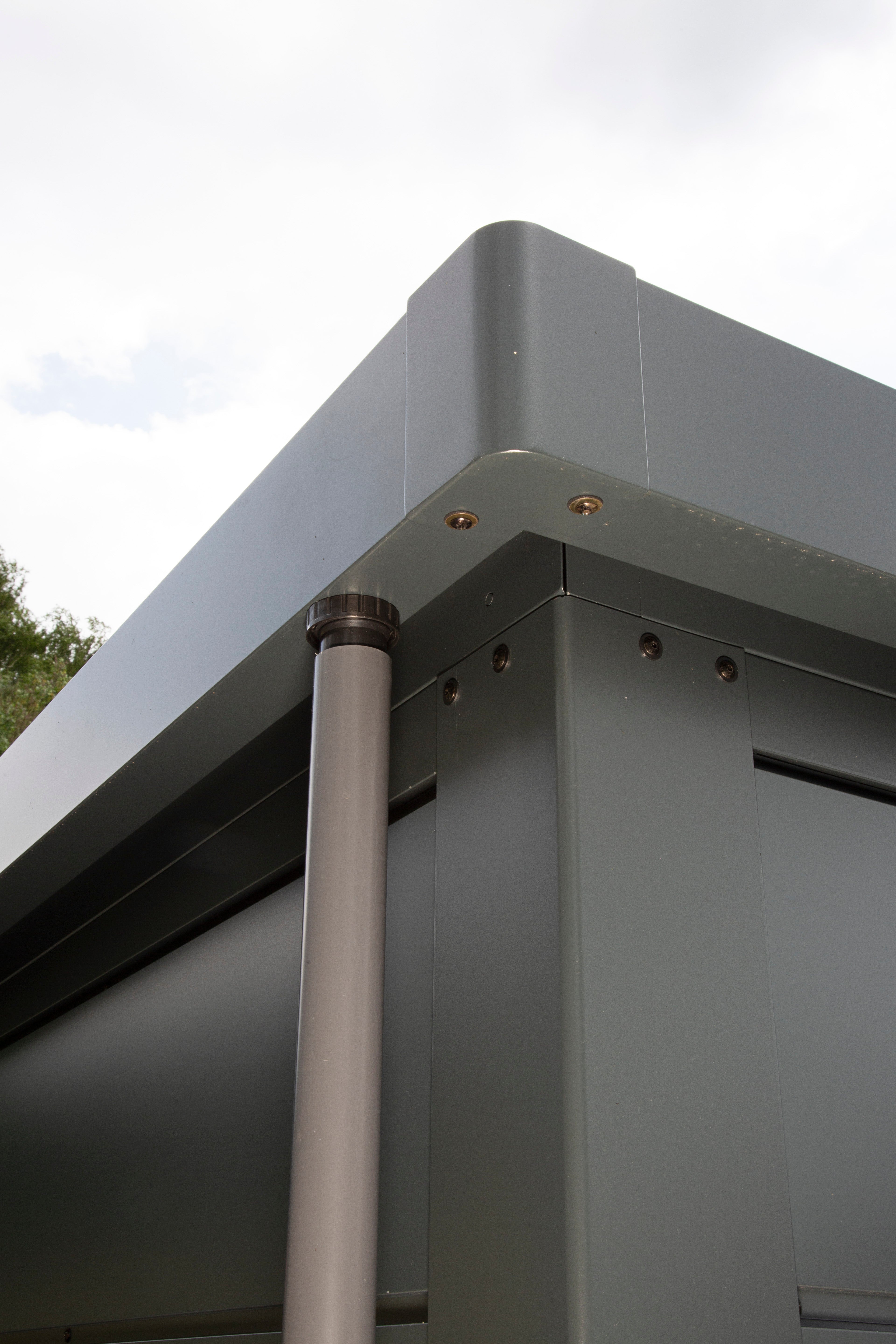 Metall-Gartenhaus / Gerätehaus Thorin 4724 Anthrazit mit Terrasse - Gartenhaus Herkommer